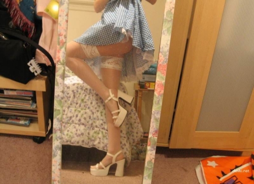 Hot Amateur Girl in Short Skirt: Explicit Photo Collection for Adults