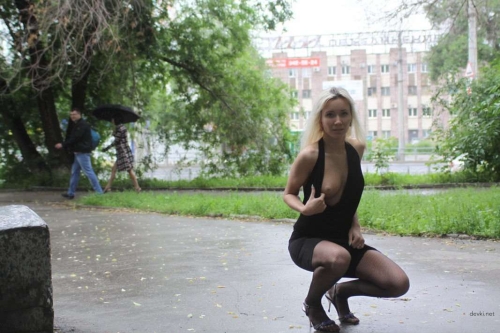 Blonde Babe Spreads Legs in Public Park - Uncensored Outdoor Amateur Pic