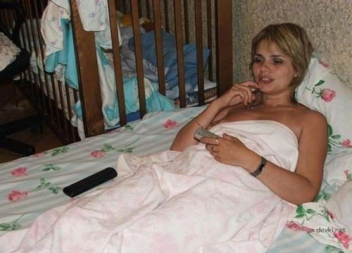 Hot Amateur Mom Poses Naked on Bed: Explicit Nude Photo Shoot