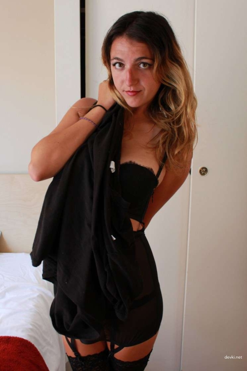 Amateur Babe Bares It All - Explicit Topless Photo