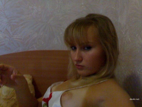 Sensual Nude Amateur Girl: Young Woman Poses Seductively Naked