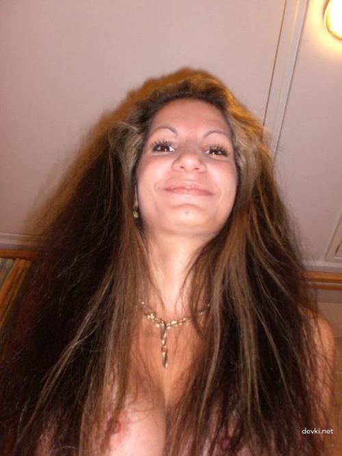 XXX Topless Amateur Girl: Bold Naked Woman Photo Shoot