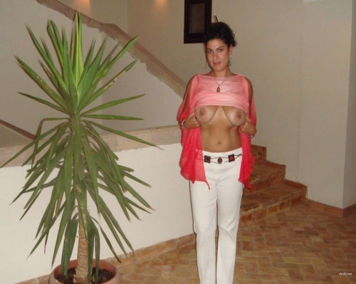 XXX Busty Beach Babe: Uncensored Amateur Photo Collection