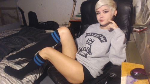 Sultry Amateur Girl: Explicit Naughty Pose for Seductive Photo
