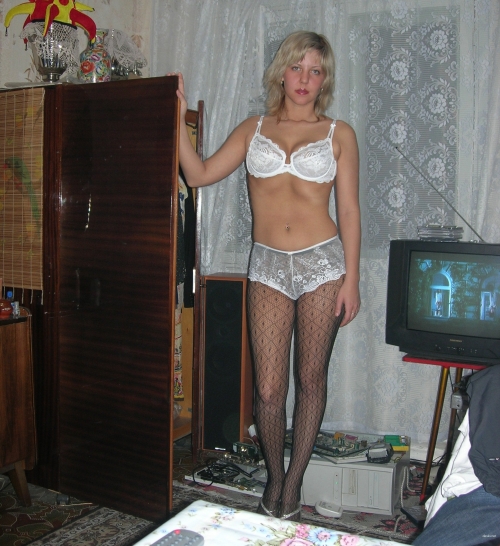 Steamy Hot Wife Amateur Photo Shoot: Explicit Poses for Horny Husband