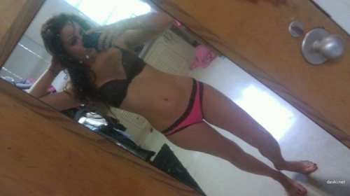 Sultry Amateur Nude Selfie: Hot Girl Poses in Explicit Photos
