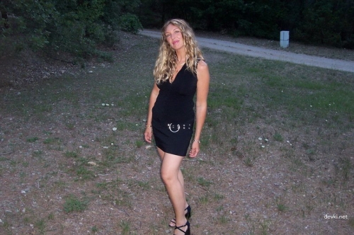Hot Mom Exposes Her Curves: Uncensored Amateur MILF Photoshoot