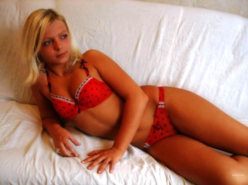 Blonde Bombshell in Sexy Lingerie: Uncensored Amateur Photo Shoot
