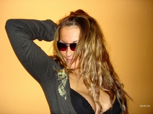 XXX Sun-Kissed Woman Shows Off Her Curves: NSFW Amateur Photo