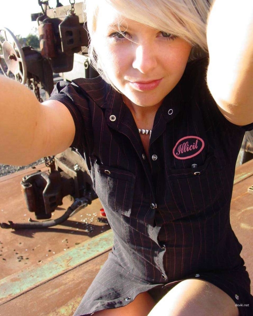 Sizzling Blonde Bombshell's Explicit Private Selfies - Hot Amateur Pics