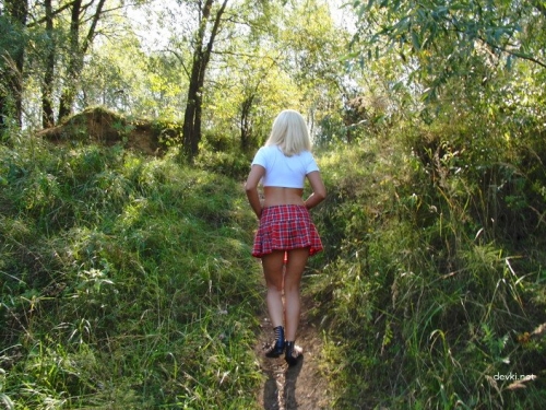 Blonde Naked Park Stroll: Explicit Amateur Outdoor Nude Photoshoot