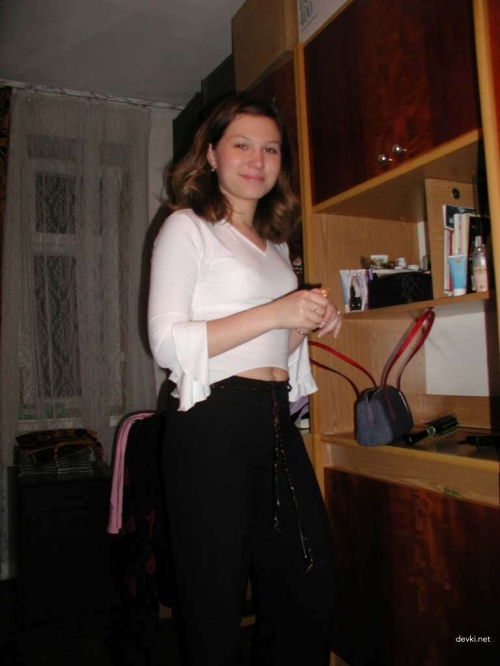 Sizzling Young Wife: Uncensored Naughty Pics for Adults