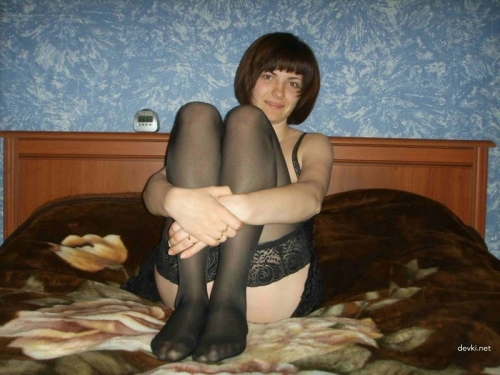 Amateur Hotwife's Explicit Vagina Close-up: Naughty Pussy Exposed!