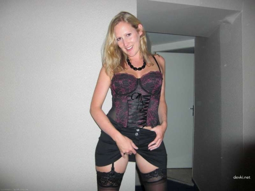 Amateur Babe's Explicit Close-Up Holes Exposed - XXX Photos