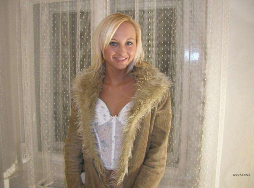 Sultry Blonde Bombshell's Explicit Selfies: Naughty Amateur Photos of a Sexy Woman