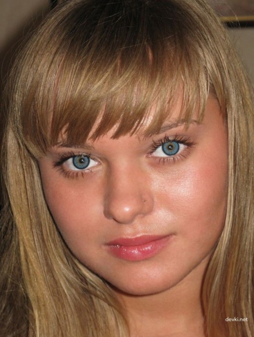Explicit Teen Girl Nude Selfies: Young Amateur Flaunts Shaved Pussy