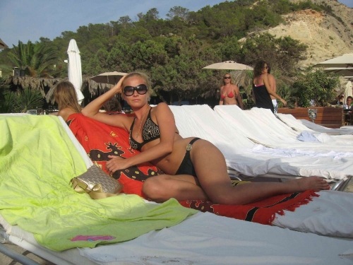 Explicit Mature Nude Photoshoot: Amateur Woman Poses Boldly