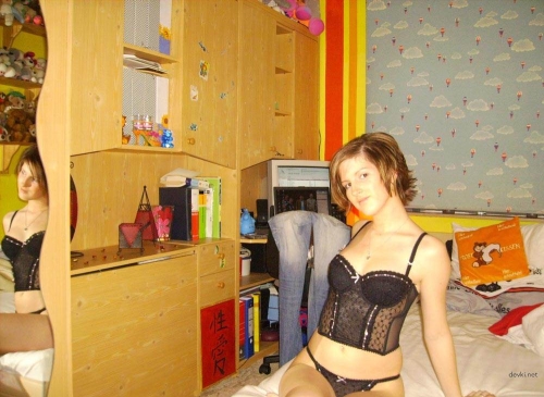 XXX Amateur Pic: Hot Babe Flaunting Nude Body - Uncensored Erotic Shot