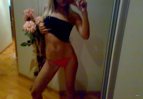 Sultry Amateur Babe's Explicit Mirror Selfies: Hot and Naughty Photos