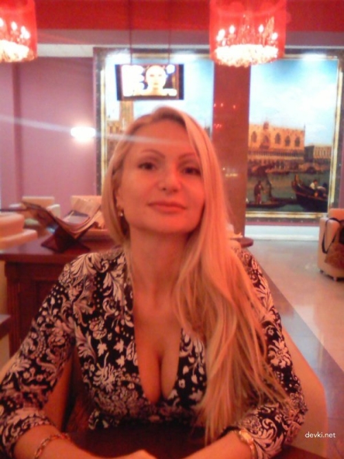 Russian Business Lady's Explicit Amateur Photo Shoot - Sultry, Seductive, and Uncensored Content