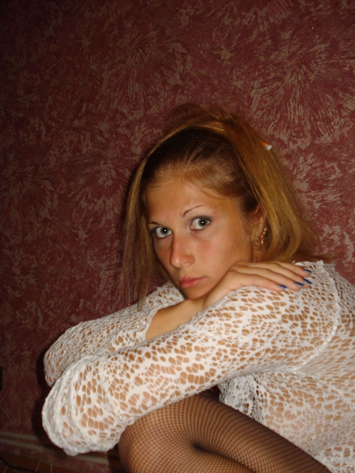 Hot Amateur Babe Poses Seductively in Private Photo Shoot