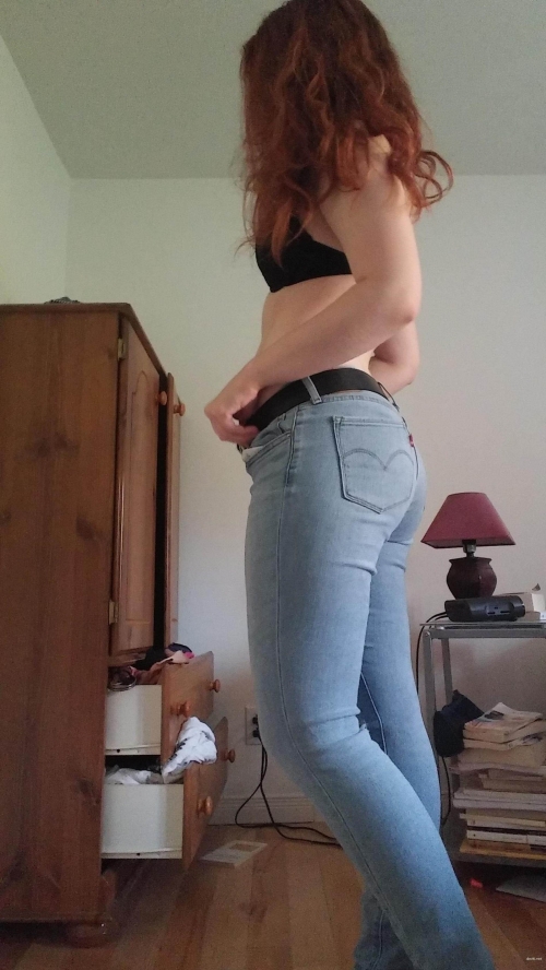 Amateur Redhead Teases with Seductive Body and Assets in Explicit Photos