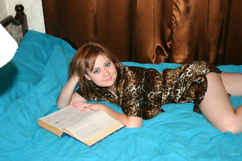 Amateur Nude Babe Ditches Book for Explicit Photos - XXX English Content