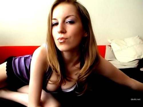 Explicit Nude Beauty: Hot Girl Poses for Amateur Photoshoot - Captivating Naked Photos