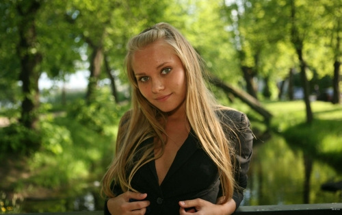 Uncensored Naked Girl in Bushes: Explicit Amateur Nude Photo