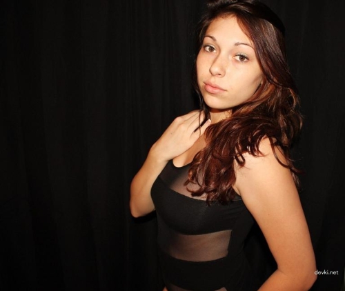 Sultry Bombshell Bares All: Intimate Photos of Perfect Body Babe