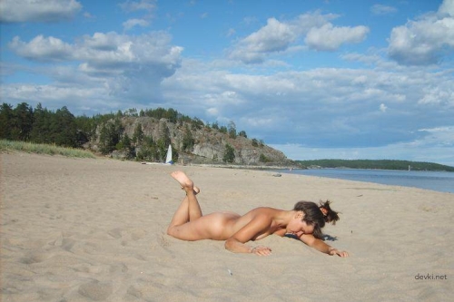Steamy Bikini Babe Gets Wild at Beach Party: Amateur Photo of Hot Girl in Explicit Fun