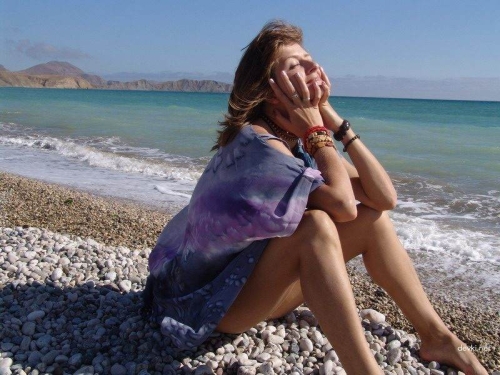 Wild Hairy Pussy Amateur Babe Bares All at the Beach: Explicit Seaside Photo