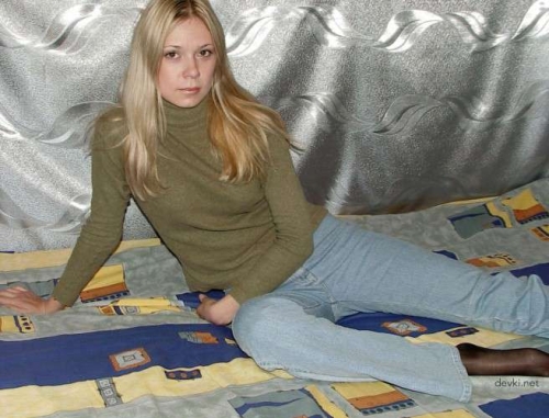 Explicit Amateur Photo Shoot: Seductive Girl Poses for Camera in Provocative Session