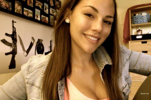 Steamy Amateur Shower Selfies: Naked Babe Snapping Hot Pics in the Bathroom