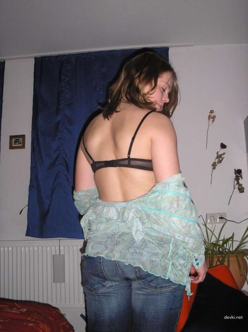 Amateur Nude Babe Strips and Poses Explicitly - Uncensored XXX Photos