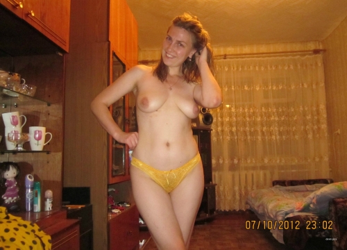 Hot Amateur Woman Sucks Cock: Explicit Nude Home Photoshoot