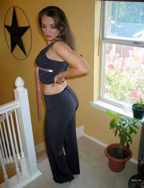 Hot MILF in Pantyhose: Uncensored Amateur Pics for Adults