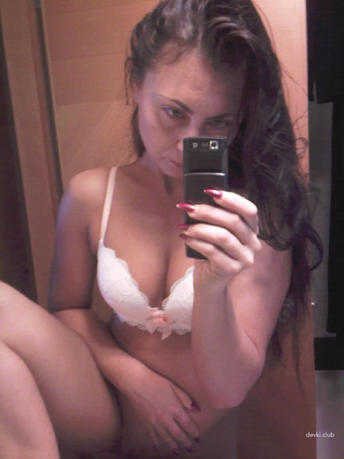 Seductive Vixen's Explicit Selfies - Hot Amateur Photoshoot