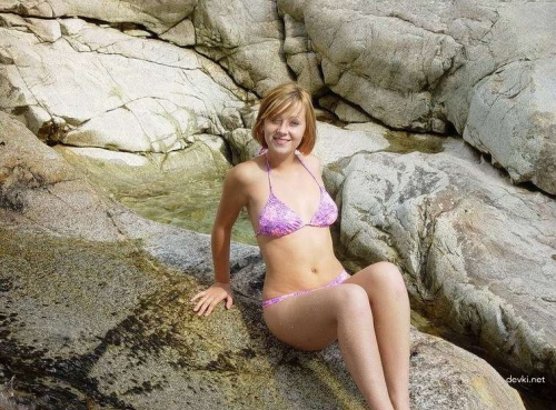 Sultry Mulatto Babe Bares All in Steamy Amateur Photo Shoot