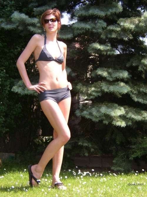 Amateur Woman Spreading Legs: Explicit Pussy Display