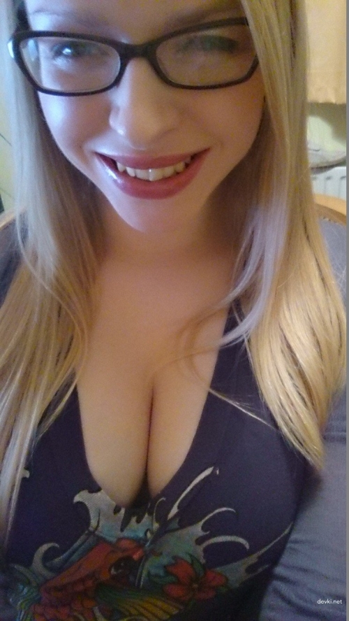Massive Tits Amateur: Busty Babe Exposing Huge Boobs