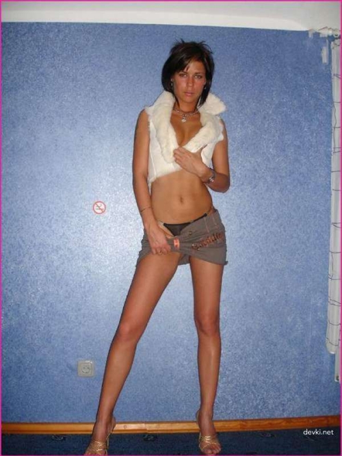 Explicit Brunette Amateur Poses and Shows All in Provocative Photos