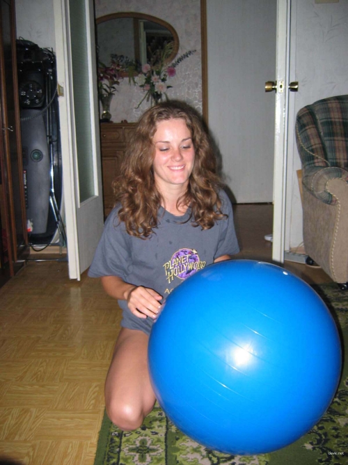 Amateur Girl's Explicit Home Photoshoot: Provocative Seduction and Erotic Poses