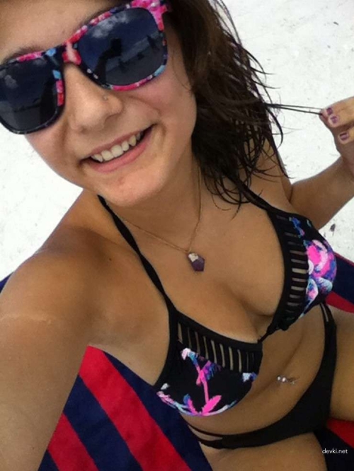 Sexy College Coed Flaunting Busty Cleavage - Hot Amateur Pic