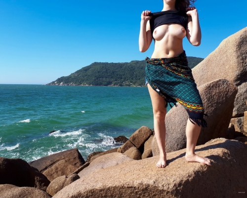 Sultry Amateur Woman Flaunting Irresistible Curves: Explicit Seductive Body Photo