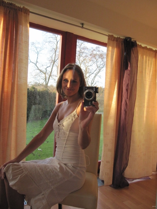 Sultry Amateur Selfie: Stunning Girl in Explicit Photos