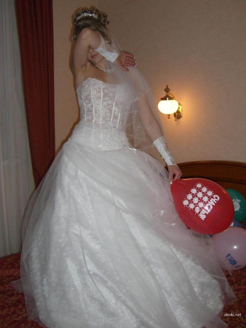 Sizzling Hot Bride Exposes Smooth Pussy - Uncensored Amateur Pic