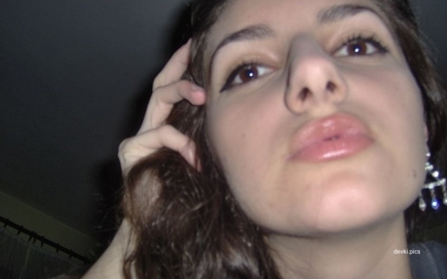 Hot Young Amateur Exposes Tight Pussy: Explicit Photo