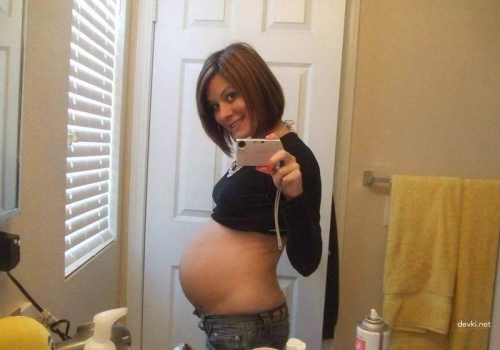 Explicit Pregnant Nude Selfie: Naked Amateur Girl Takes Bold Pregnant Photo