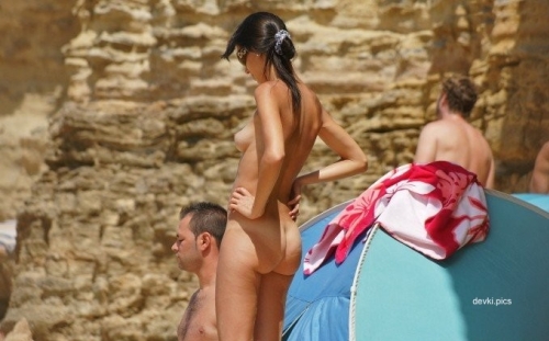 Steamy Nude Brunette Beach Babe: Amateur Explicit Photo